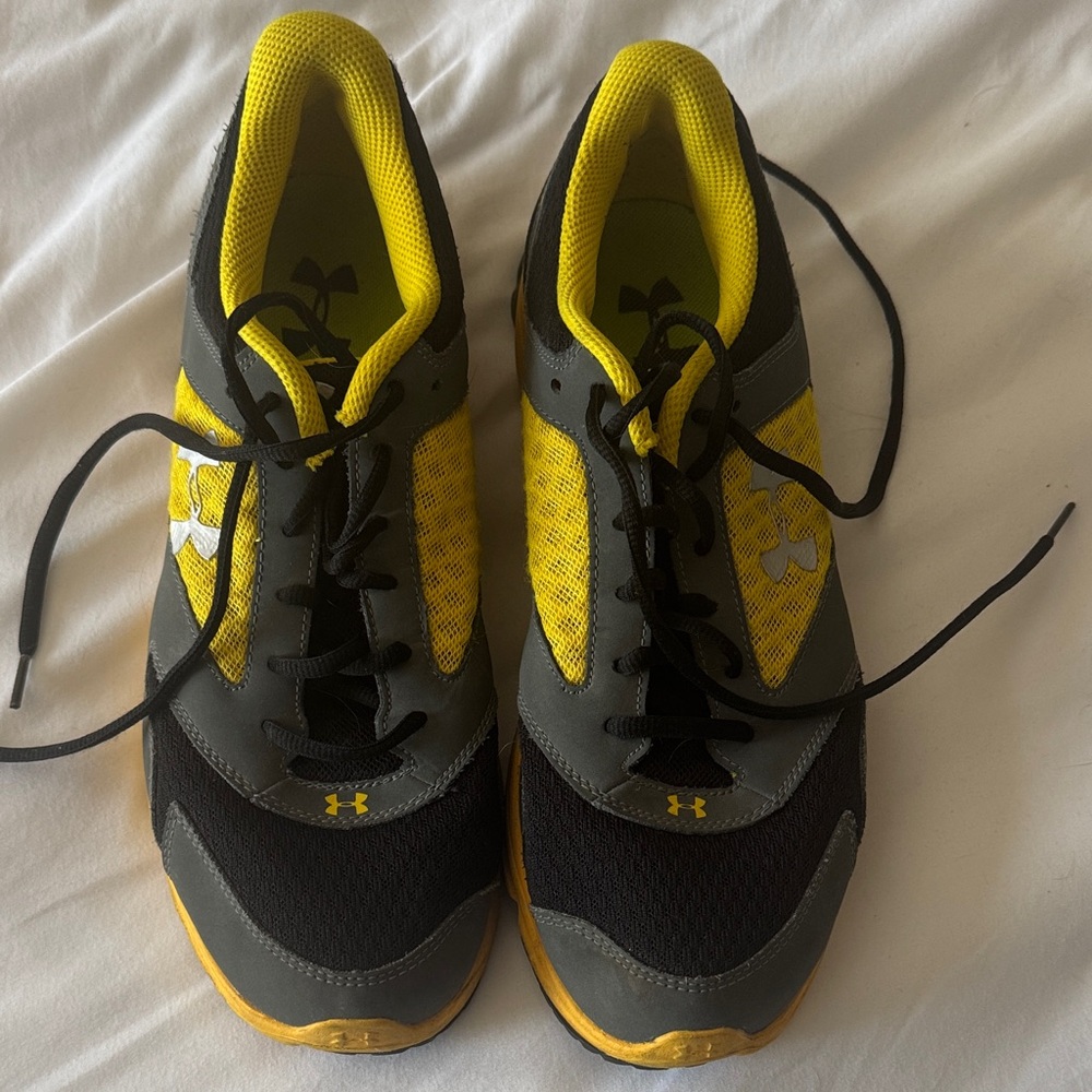 Under Armour Mens Black and Yellow Sneakers - Picture 4 of 4